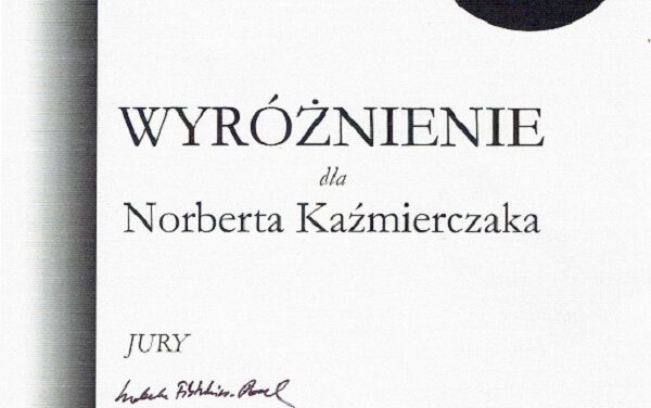 (…) „BO STĄD NIE MA UCIECZKI, A KAŻDE ODEJŚCIE/ JEST PĘTLĄ, KTÓRA ZAWSZE KOŃCZY SIĘ POWROTEM”