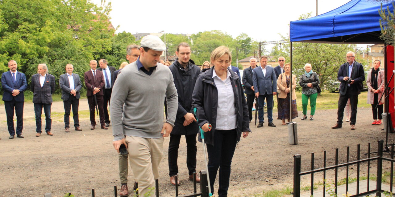 UROCZYSTOŚĆ  PRZY  POMNIKU OFIAR OBOZU PRZYMUSOWEJ PRACY