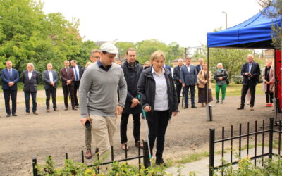 UROCZYSTOŚĆ  PRZY  POMNIKU OFIAR OBOZU PRZYMUSOWEJ PRACY