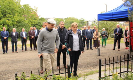 UROCZYSTOŚĆ  PRZY  POMNIKU OFIAR OBOZU PRZYMUSOWEJ PRACY