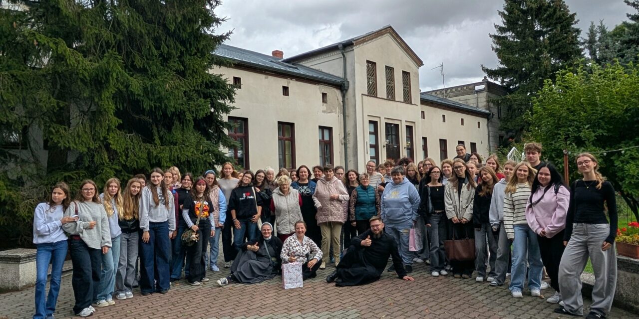 Odwiedziny, które zawsze wywołują uśmiech – Wolontariusze w DPS w Łopiennie