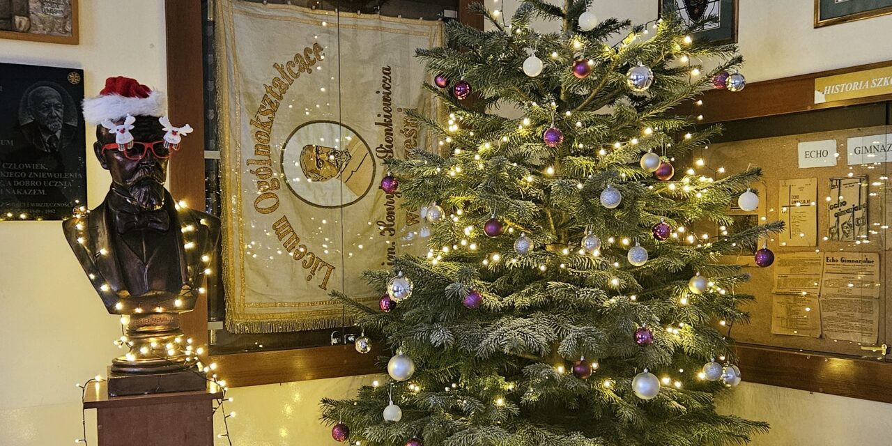 Zapalenie choinki w LO