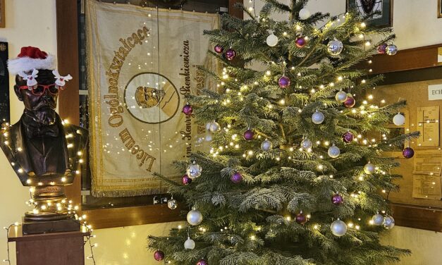 Zapalenie choinki w LO