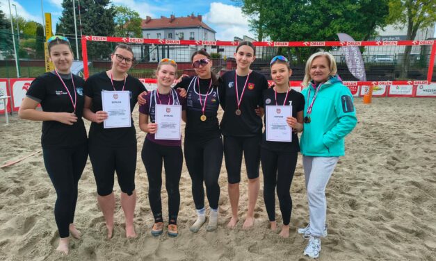 SIENIU DOMINUJE W PLAŻÓWCE!